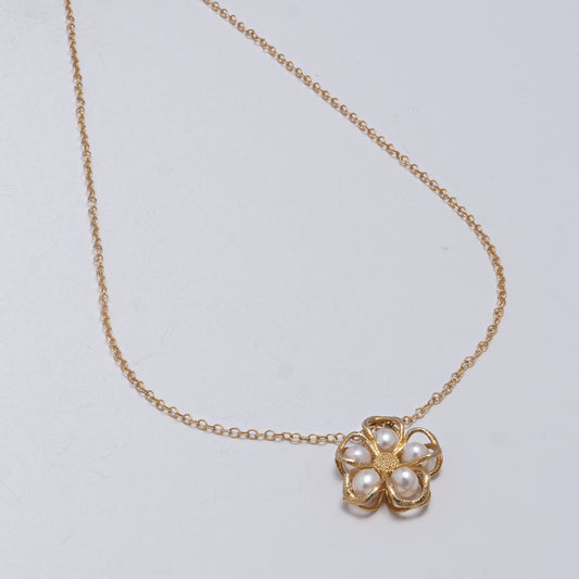 Pearl flower necklace