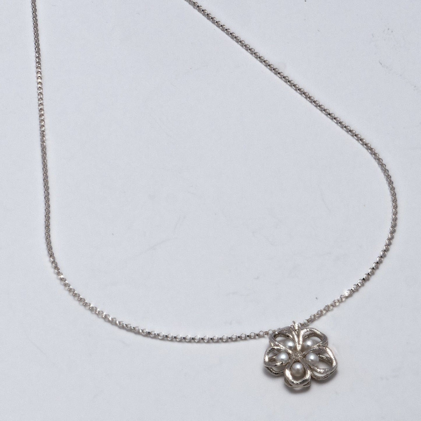 Pearl flower necklace